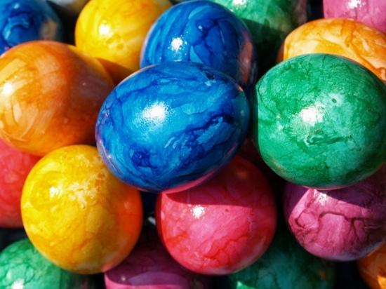 Easter decoration ideas with brightly painted and splendidly decorated Easter eggs