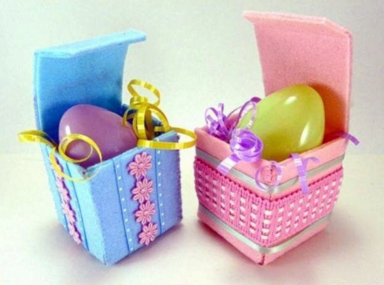 Easter decoration ideas with brightly painted and splendidly decorated Easter eggs