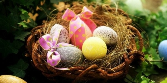 Easter decoration ideas with brightly painted and splendidly decorated Easter eggs