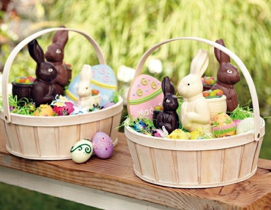 Easter decoration ideas with brightly painted and splendidly decorated Easter eggs