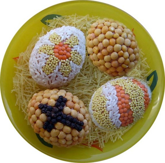 Easter decoration ideas with brightly painted and splendidly decorated Easter eggs
