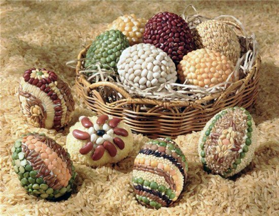 Easter decoration ideas with brightly painted and splendidly decorated Easter eggs