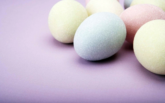 Easter decoration ideas with brightly painted and splendidly decorated Easter eggs