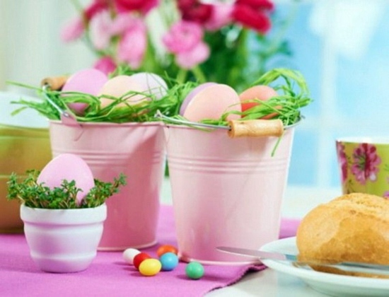 Easter decoration ideas with brightly painted and splendidly decorated Easter eggs