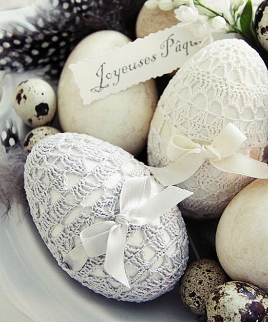 Easter decoration ideas with brightly painted and splendidly decorated Easter eggs