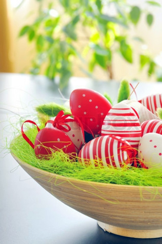 Easter decoration ideas with brightly painted and splendidly decorated Easter eggs