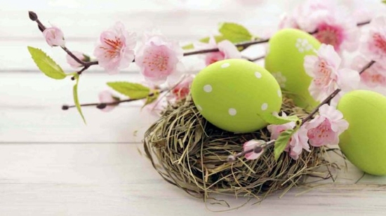 Easter decoration ideas with brightly painted and splendidly decorated Easter eggs