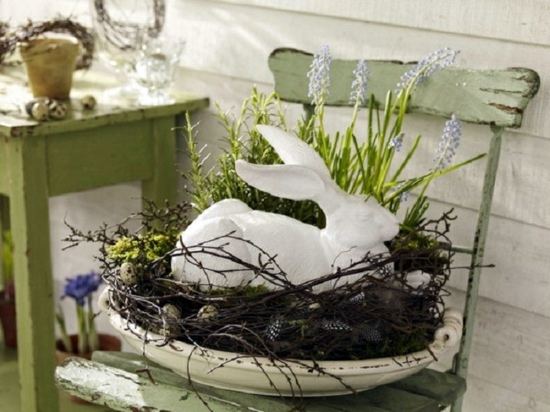 Easter decoration ideas with brightly painted and splendidly decorated Easter eggs