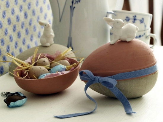 Easter decoration ideas with brightly painted and splendidly decorated Easter eggs