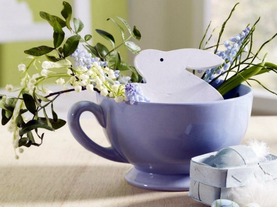 Easter decoration ideas with brightly painted and splendidly decorated Easter eggs