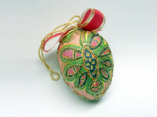 Easter decoration ideas with brightly painted and splendidly decorated Easter eggs