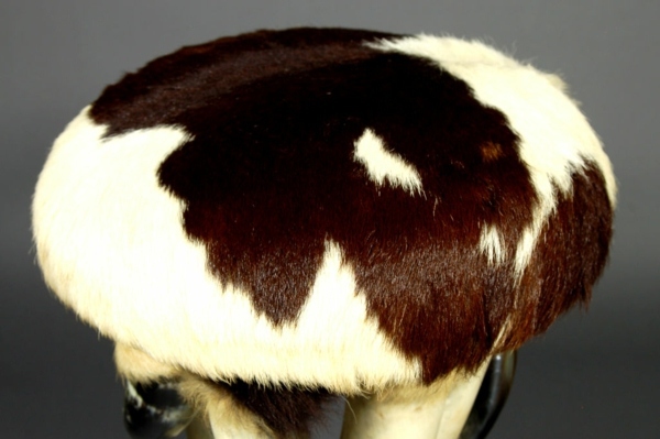 Kuhfellhocker and armchair - Cowhide as extravagant padding
