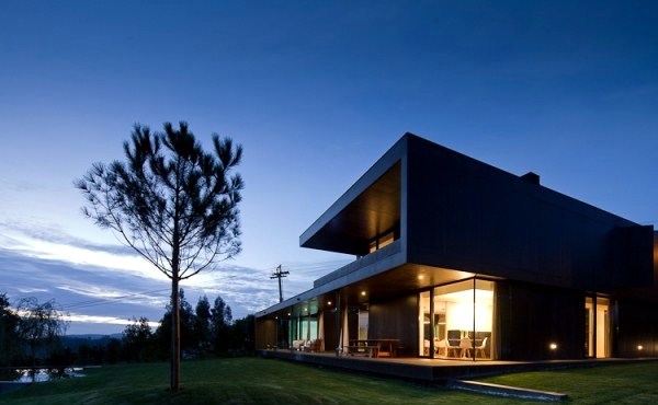A modern house in Portugal makes the slope advantage
