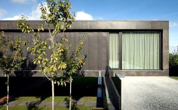 A modern house in Portugal makes the slope advantage