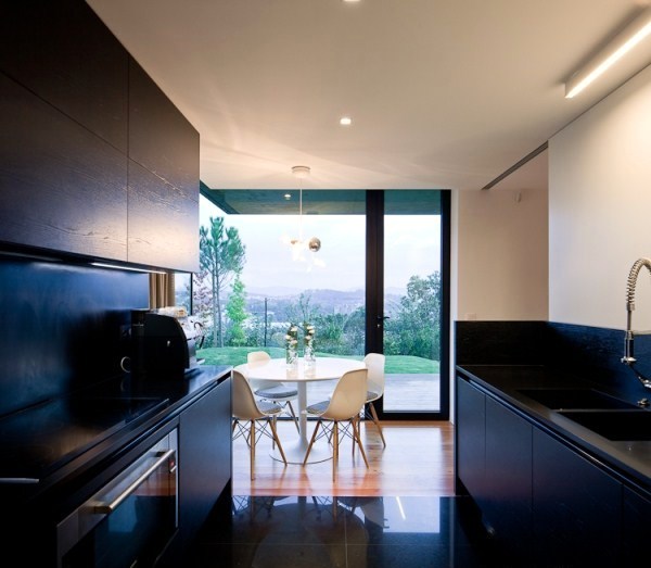 A modern house in Portugal makes the slope advantage