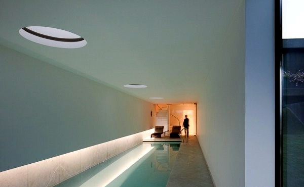 A modern house in Portugal makes the slope advantage