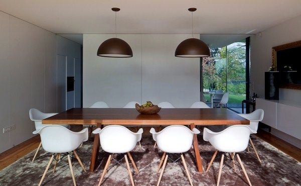 A modern house in Portugal makes the slope advantage