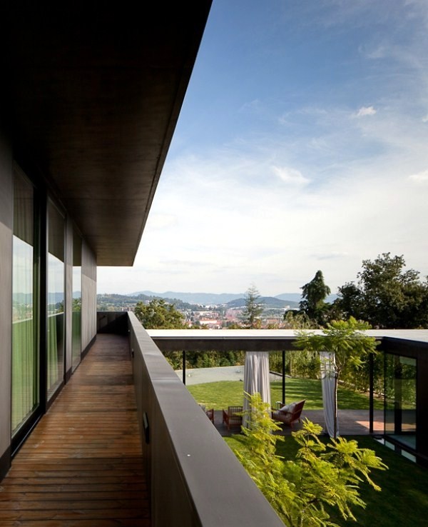 A modern house in Portugal makes the slope advantage