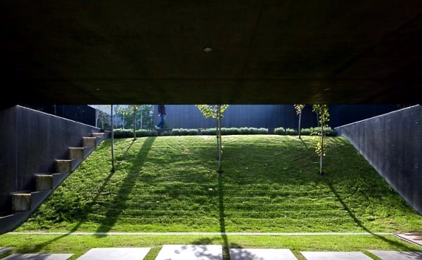 A modern house in Portugal makes the slope advantage