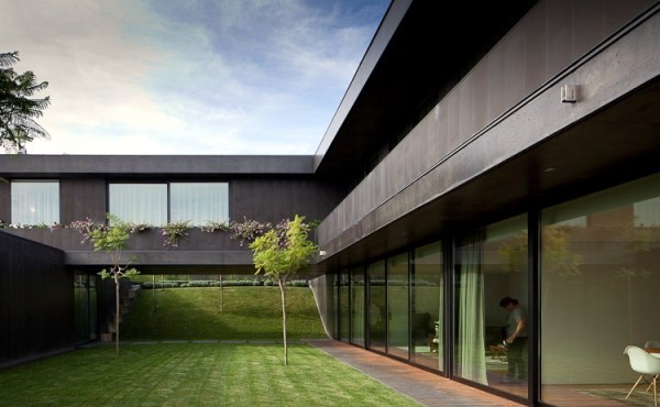 A modern house in Portugal makes the slope advantage