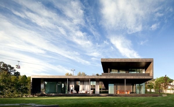 A modern house in Portugal makes the slope advantage
