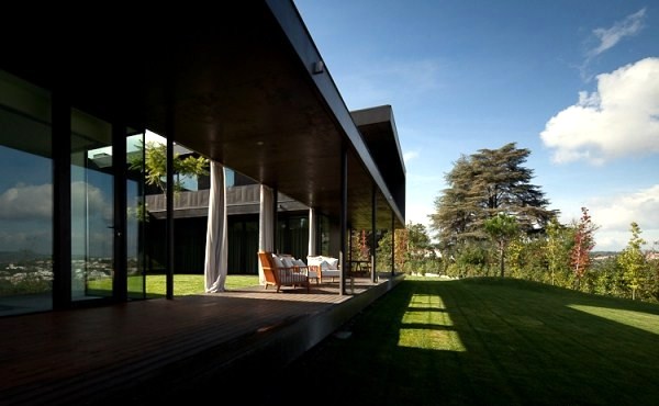 A modern house in Portugal makes the slope advantage