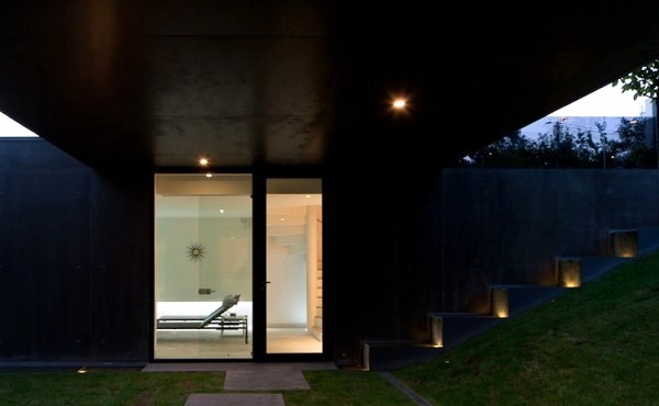 A modern house in Portugal makes the slope advantage