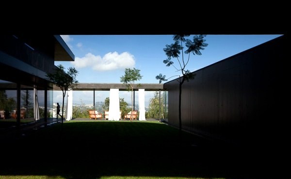 A modern house in Portugal makes the slope advantage