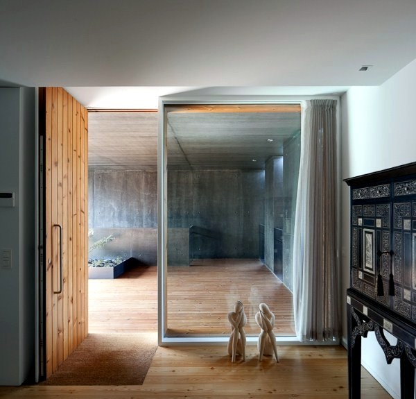 A modern house in Portugal makes the slope advantage