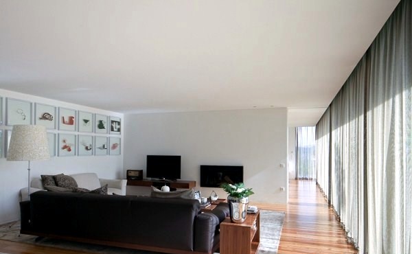 A modern house in Portugal makes the slope advantage