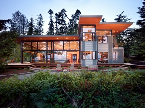 Innovative sustainable home in Washington, where nature and industry meet