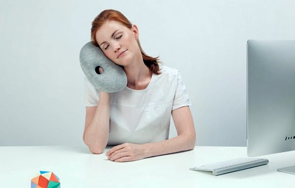 Reisen & Urlaub - Ostrich Pillow Travel Pillow for napping on the go or in the office