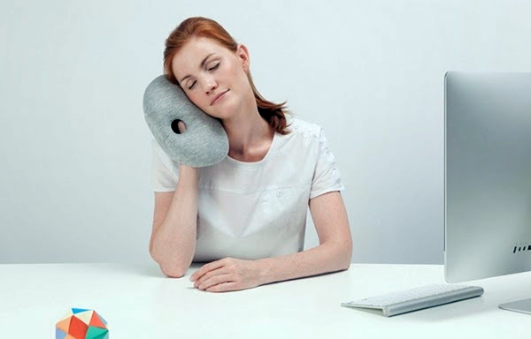 Reisen & Urlaub - Ostrich Pillow Travel Pillow for napping on the go or in the office Reisen & Urlaub - Ostrich Pillow Travel Pillow for napping on the go or in the office