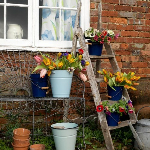 24 cool vintage flower pots in the garden