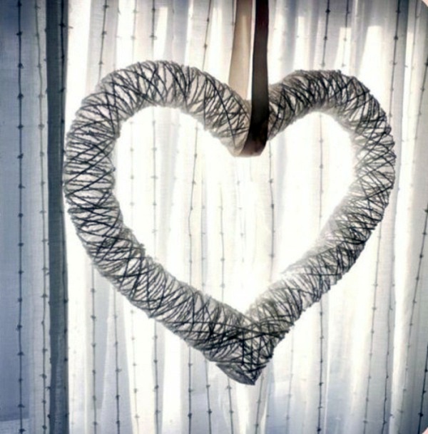 Valentine's Day Ideas - Stylish wreath in the shape of a heart Valentine's Day Ideas - Stylish wreath in the shape of a heart