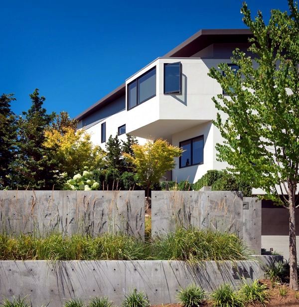 Elegant house in Seattle shows fabulous views of the Washington Lake