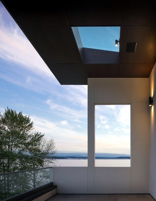 Elegant house in Seattle shows fabulous views of the Washington Lake