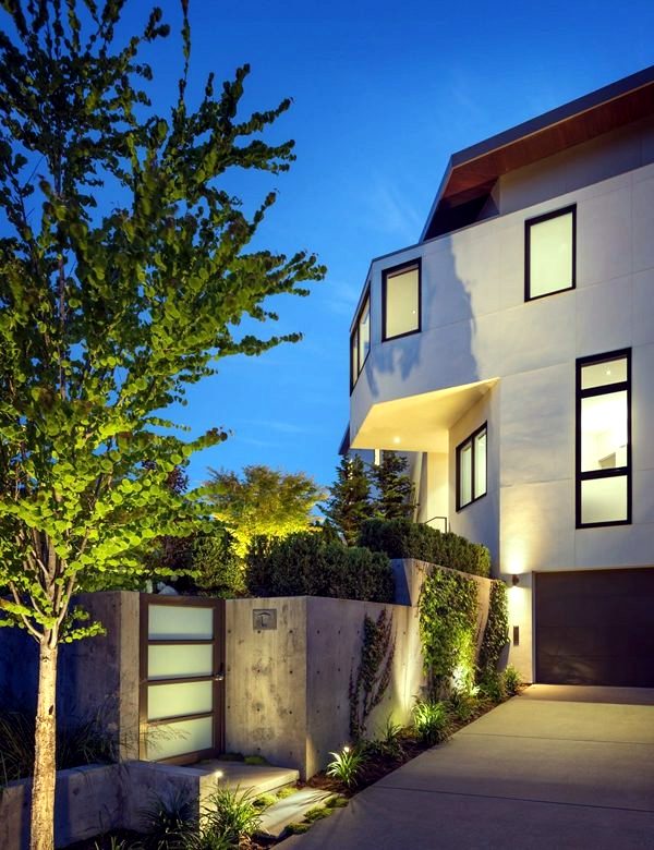 Elegant house in Seattle shows fabulous views of the Washington Lake