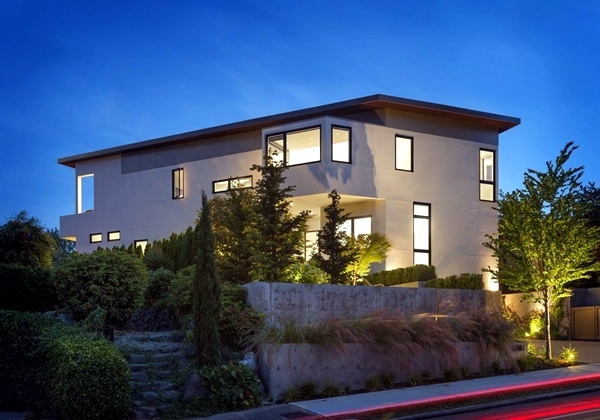 Elegant house in Seattle shows fabulous views of the Washington Lake