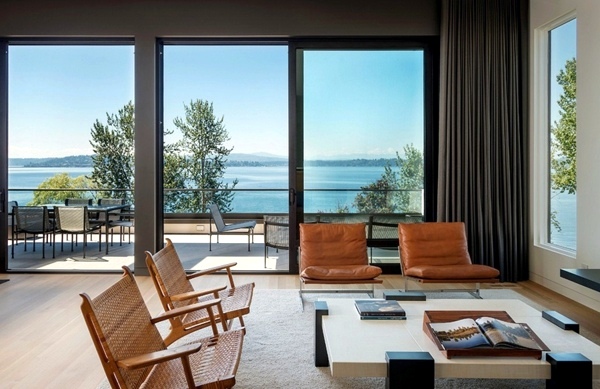 Elegant house in Seattle shows fabulous views of the Washington Lake