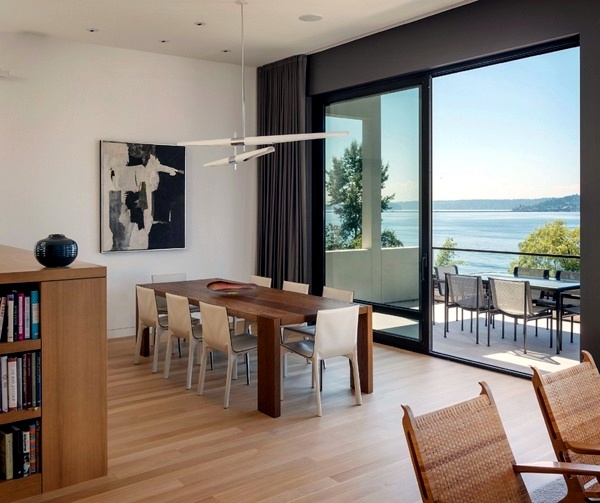 Elegant house in Seattle shows fabulous views of the Washington Lake