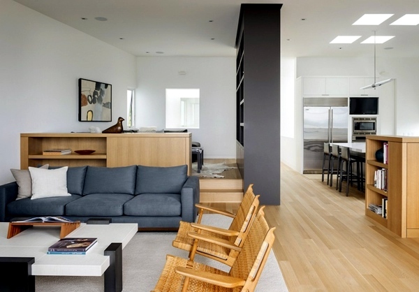 Elegant house in Seattle shows fabulous views of the Washington Lake