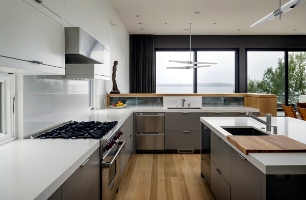 Elegant house in Seattle shows fabulous views of the Washington Lake
