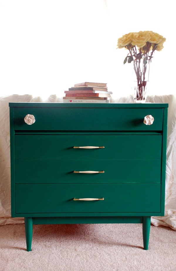 Striking, colorful dressers for Sebermachen
