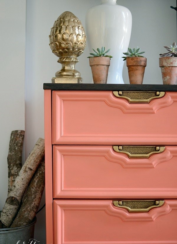 Striking, colorful dressers for Sebermachen