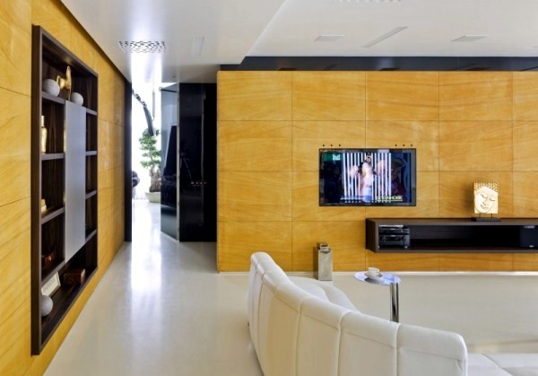 Color combinations and contrasts in a modern apartment