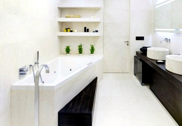 Color combinations and contrasts in a modern apartment