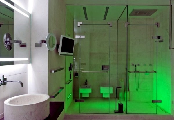 Color combinations and contrasts in a modern apartment