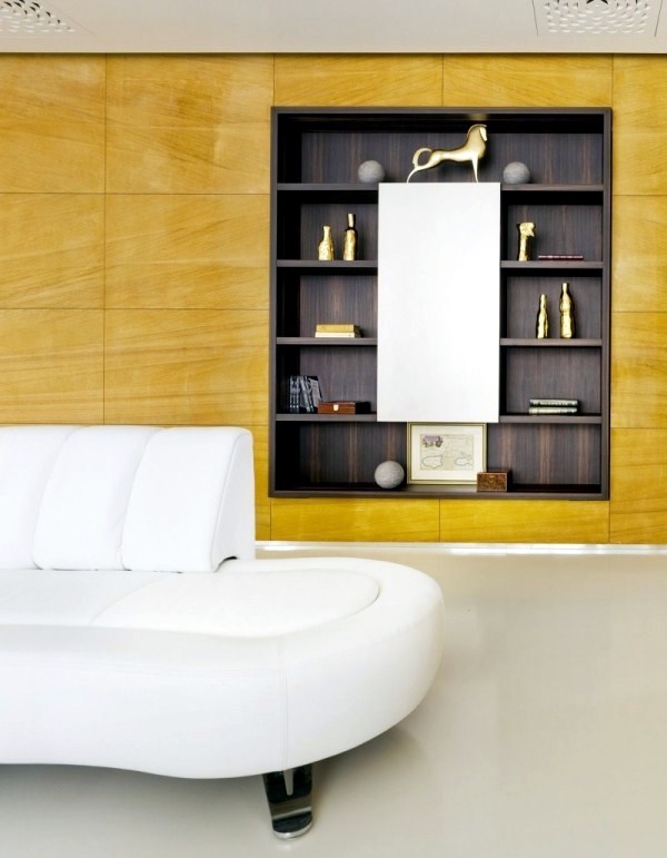 Color combinations and contrasts in a modern apartment