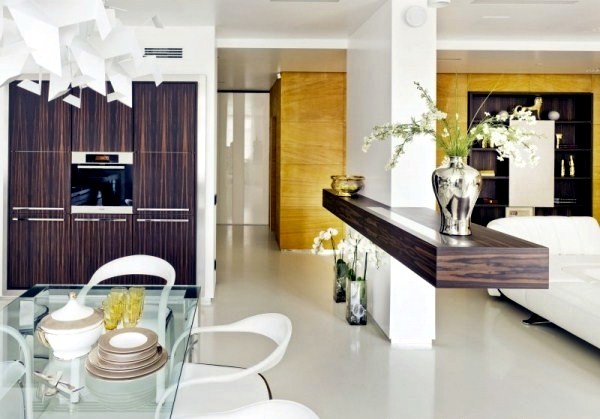 Color combinations and contrasts in a modern apartment